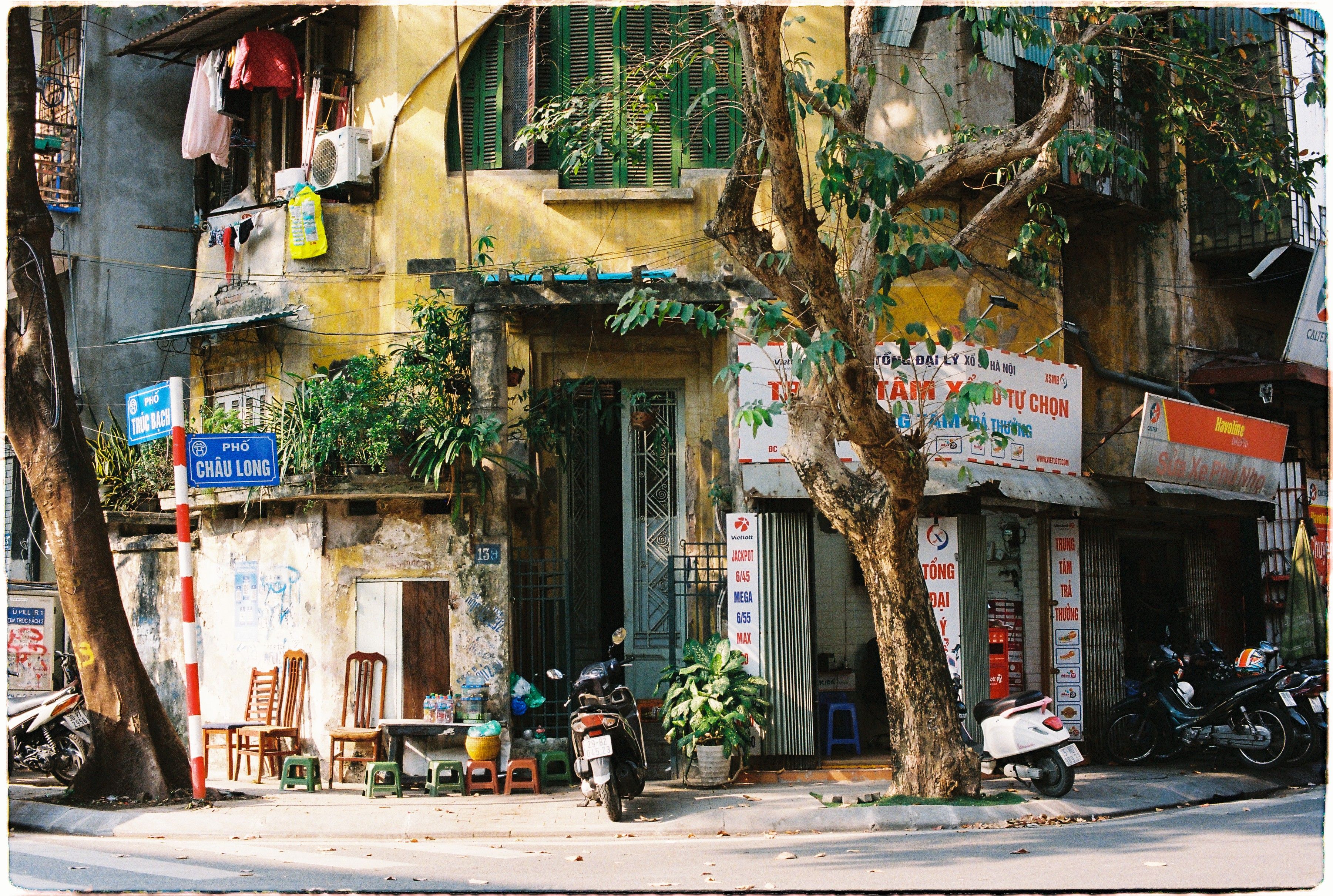 Hanoi's Dong Xuan Market at 5 AM — the pho stalls that vanish by sunrise