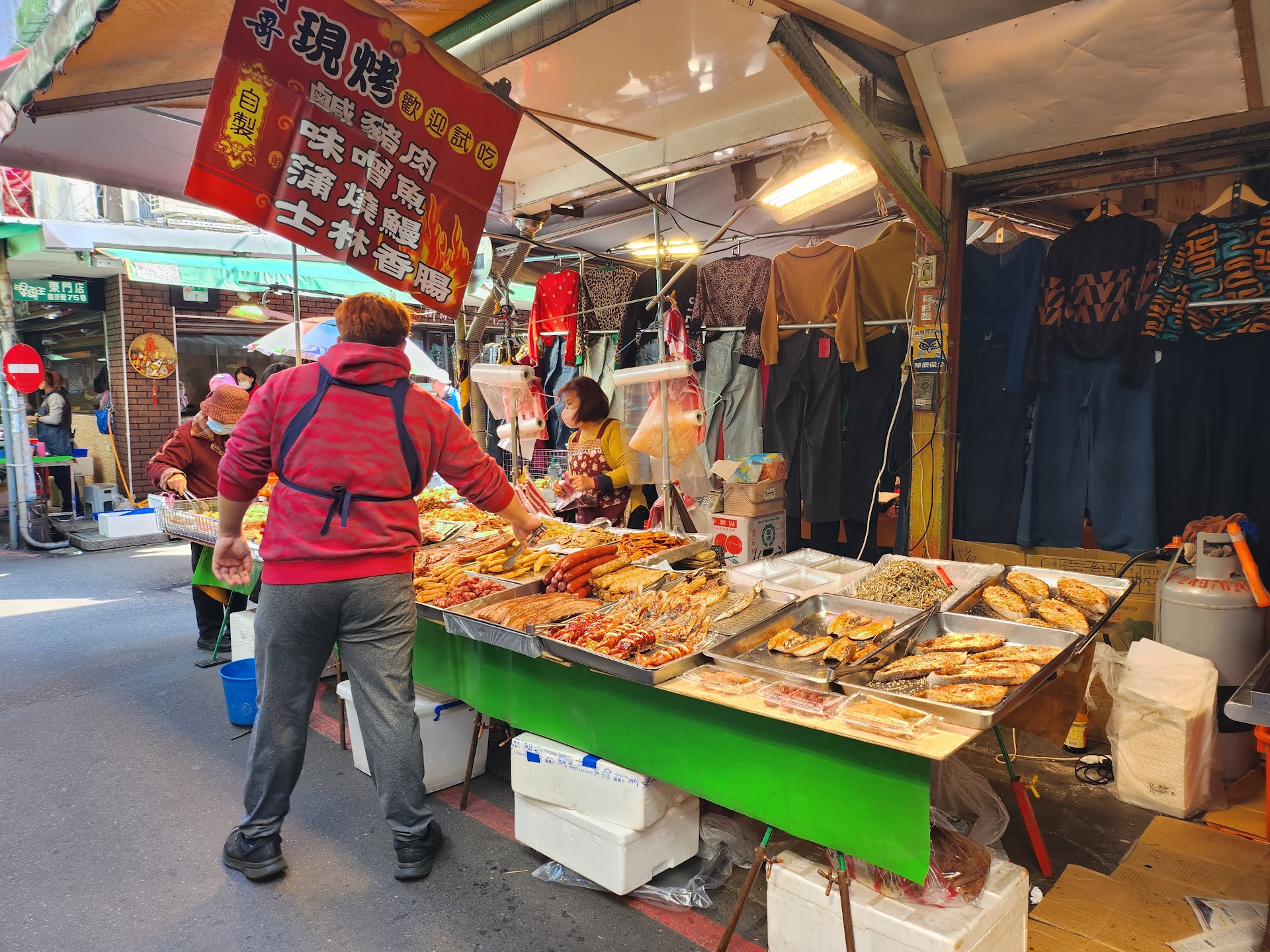 The Taipei Market That Serves Hot Tofu Before the City Wakes Up
