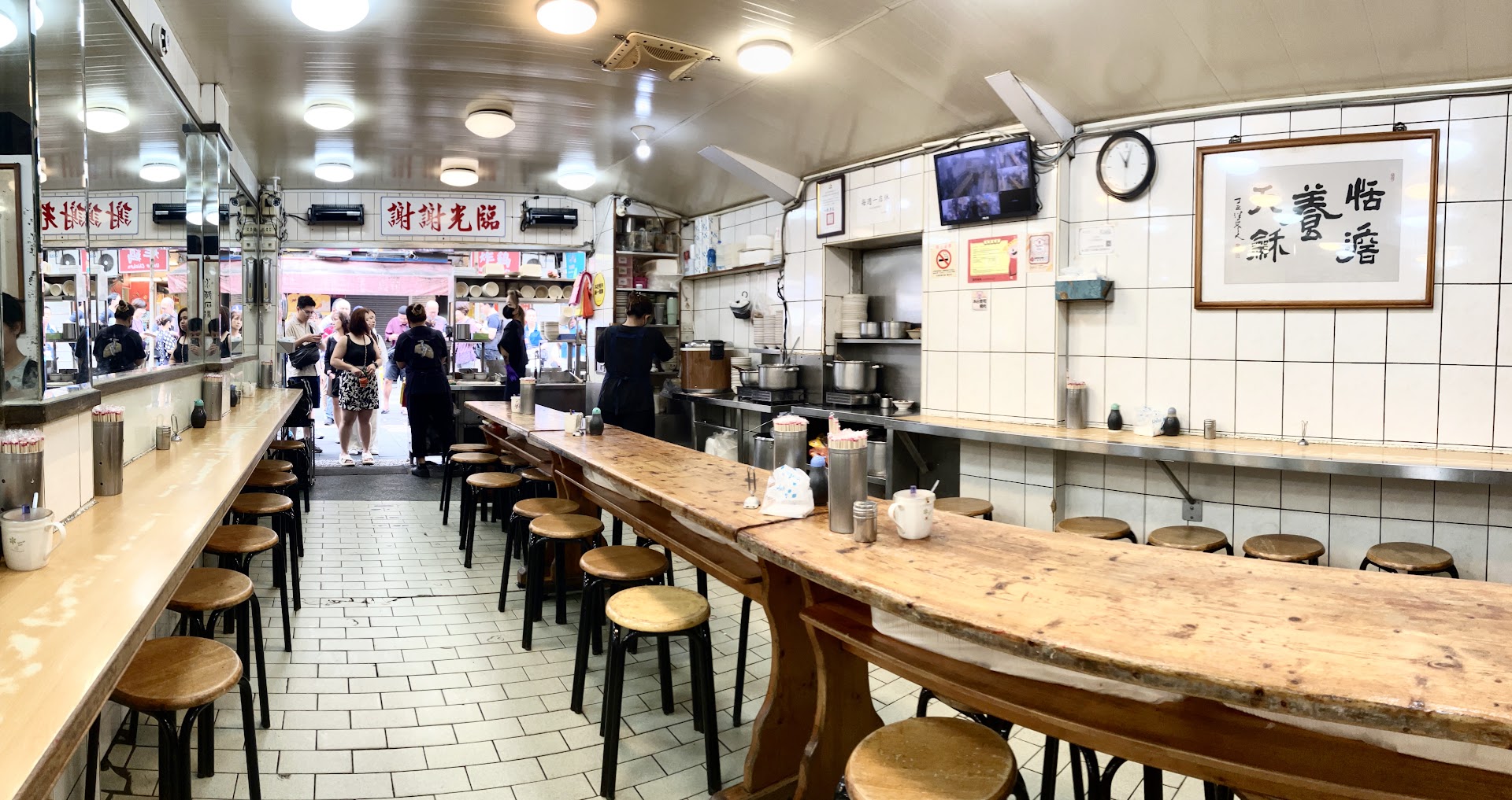 The Taipei Night Market That Switches Gears at Dawn — Braised Pork and Silence