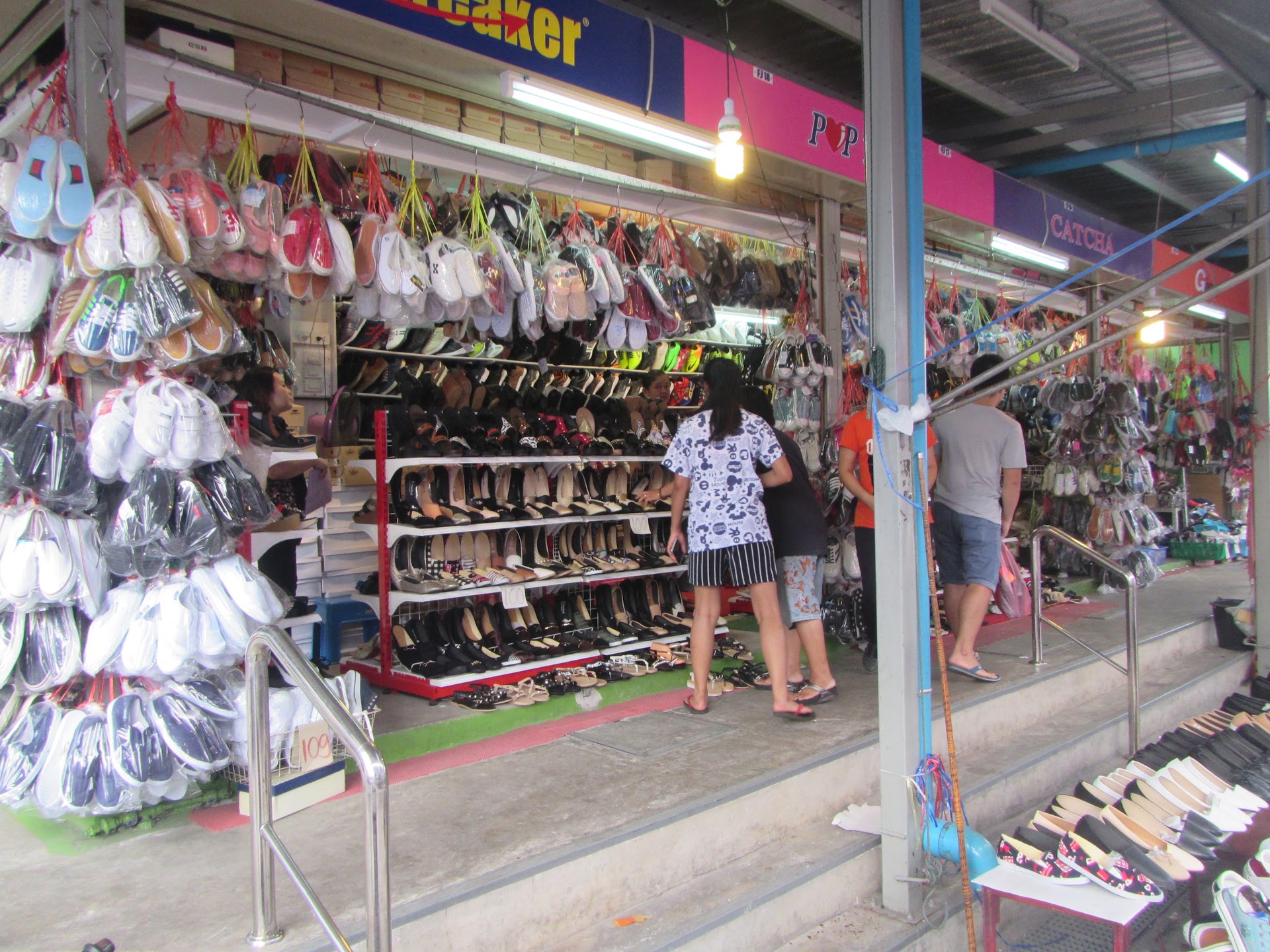 The Bangkok Market That Stirs Before Sunrise
