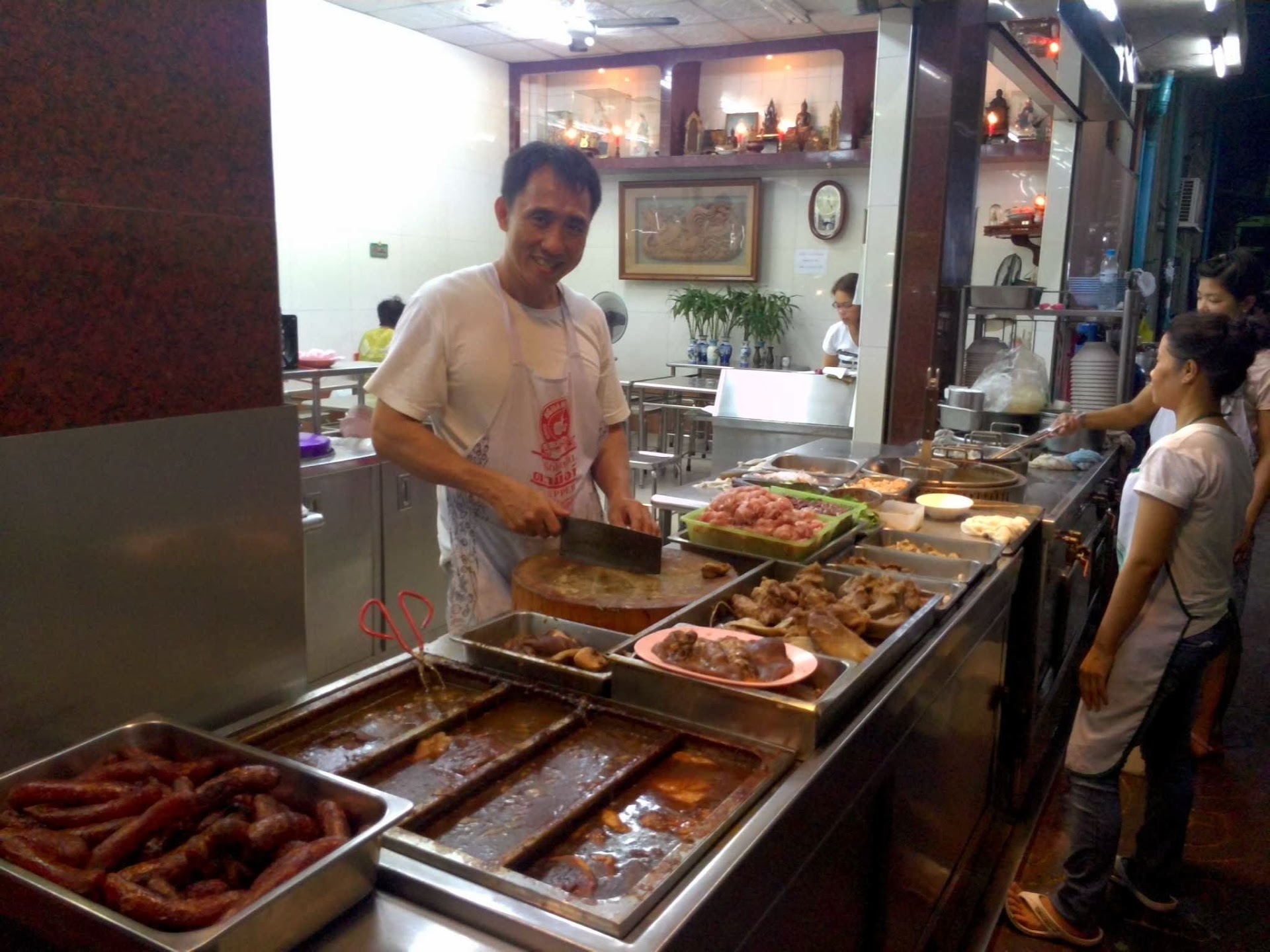 The Bangkok Market That Stirs Before Sunrise