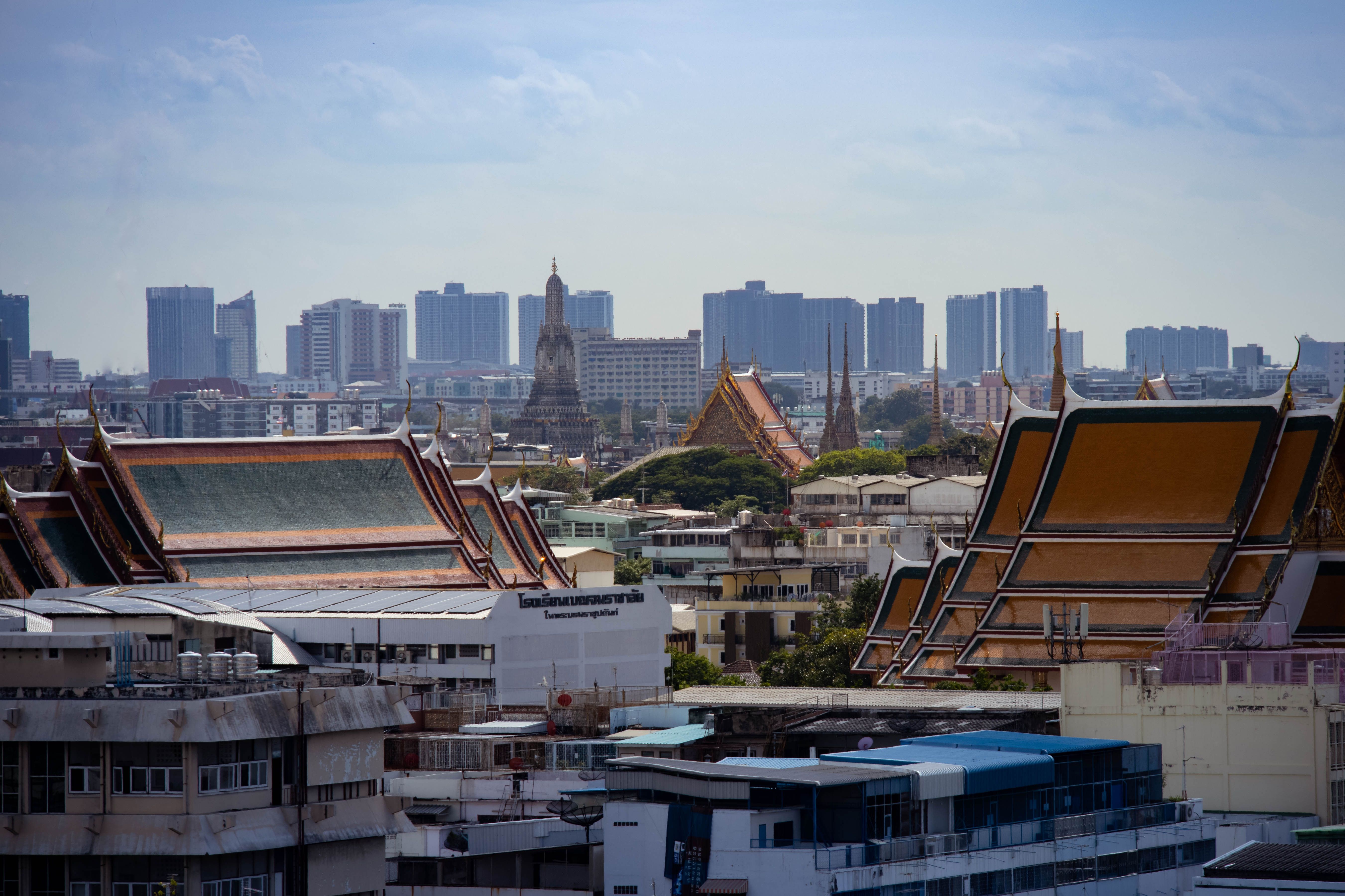 The Bangkok Flower Market That Peaks at 4 AM — Before the City Wakes