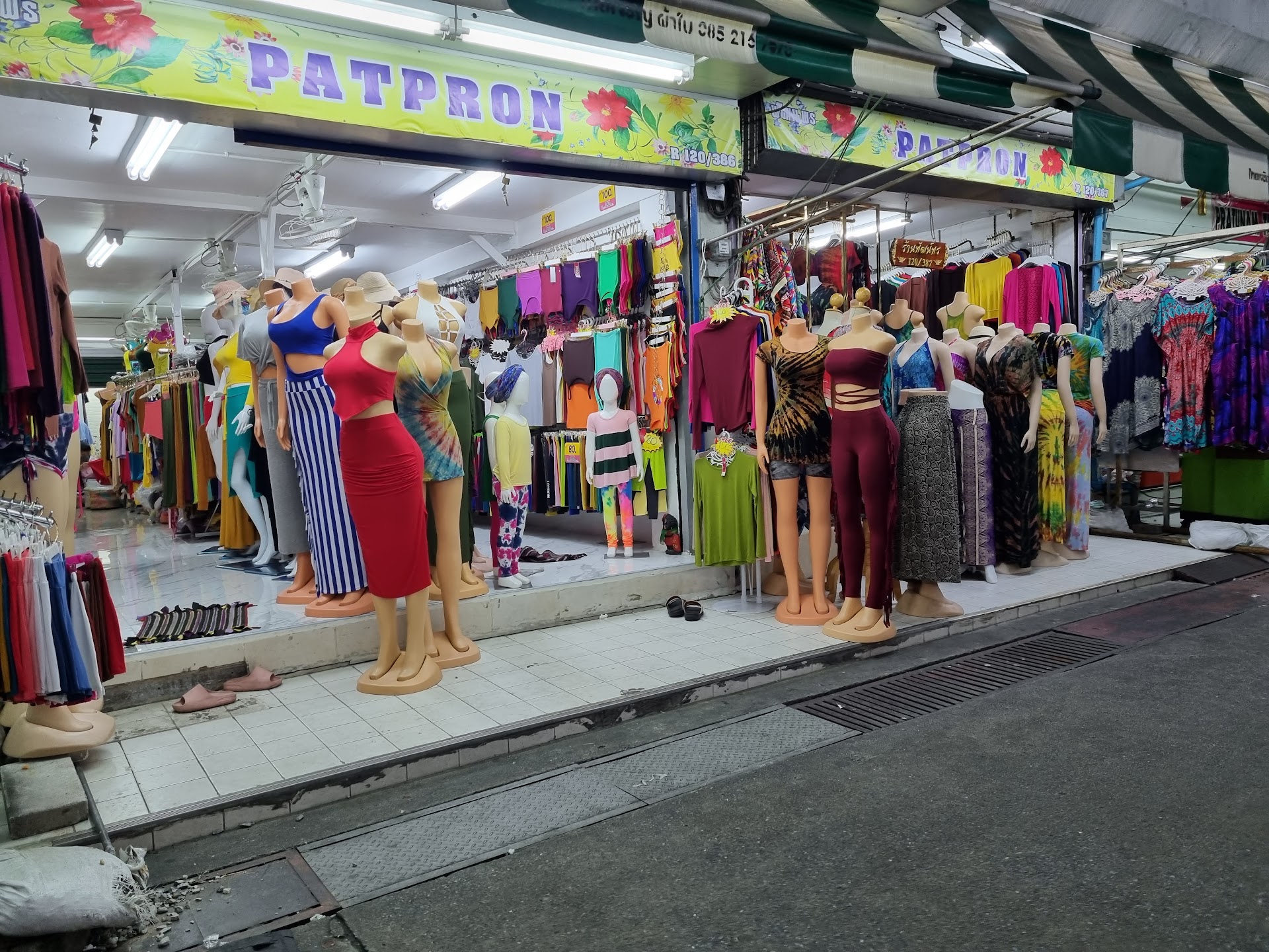 The Bangkok Flower Market That Peaks at 4 AM — Before the City Wakes
