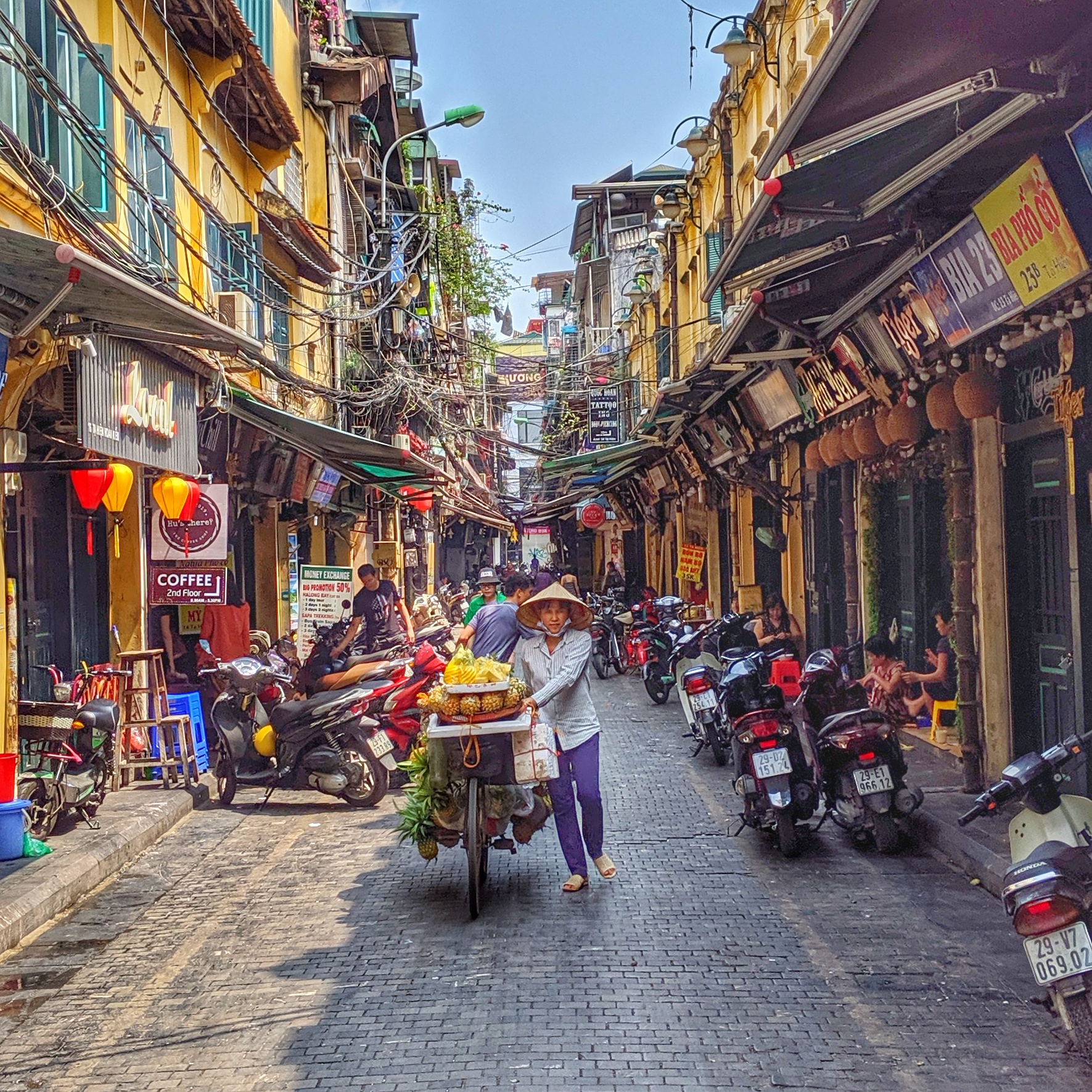 The Hanoi Market That Starts Cooking at 5 AM (Before the City Wakes Up)