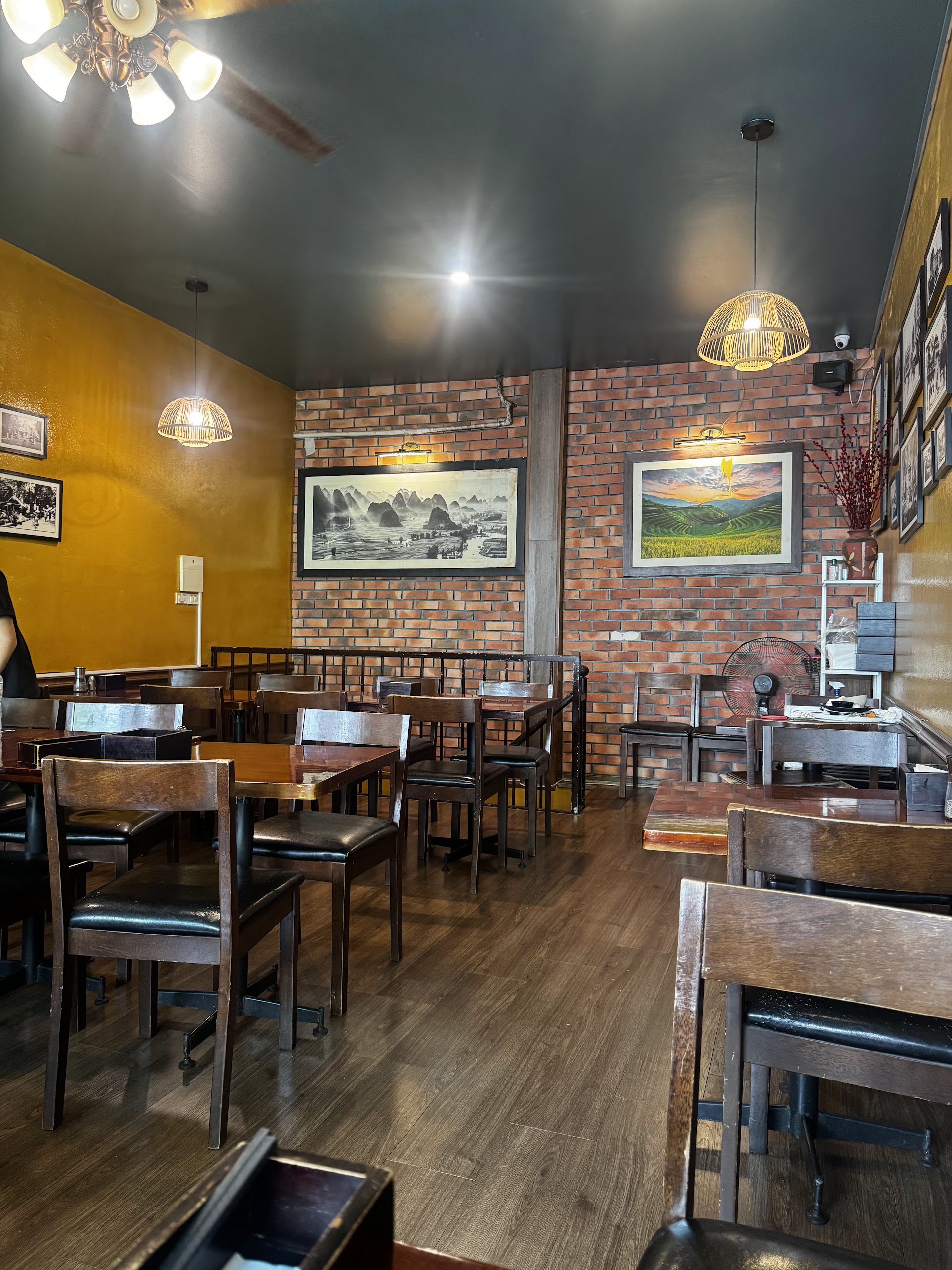 Hanoi Before 9 AM: 6 Stops Locals Eat Before You Wake Up