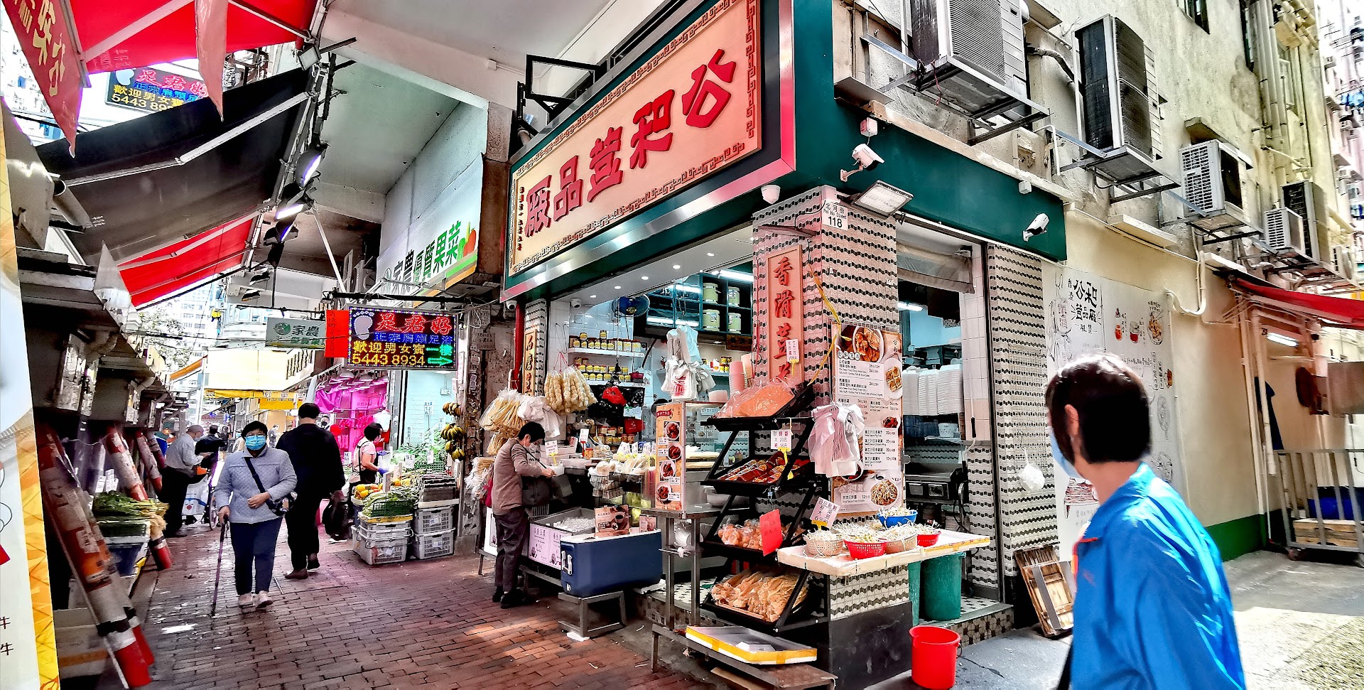 The Sham Shui Po Wet Market That Wakes Up at 5 AM (While the City Still Sleeps)