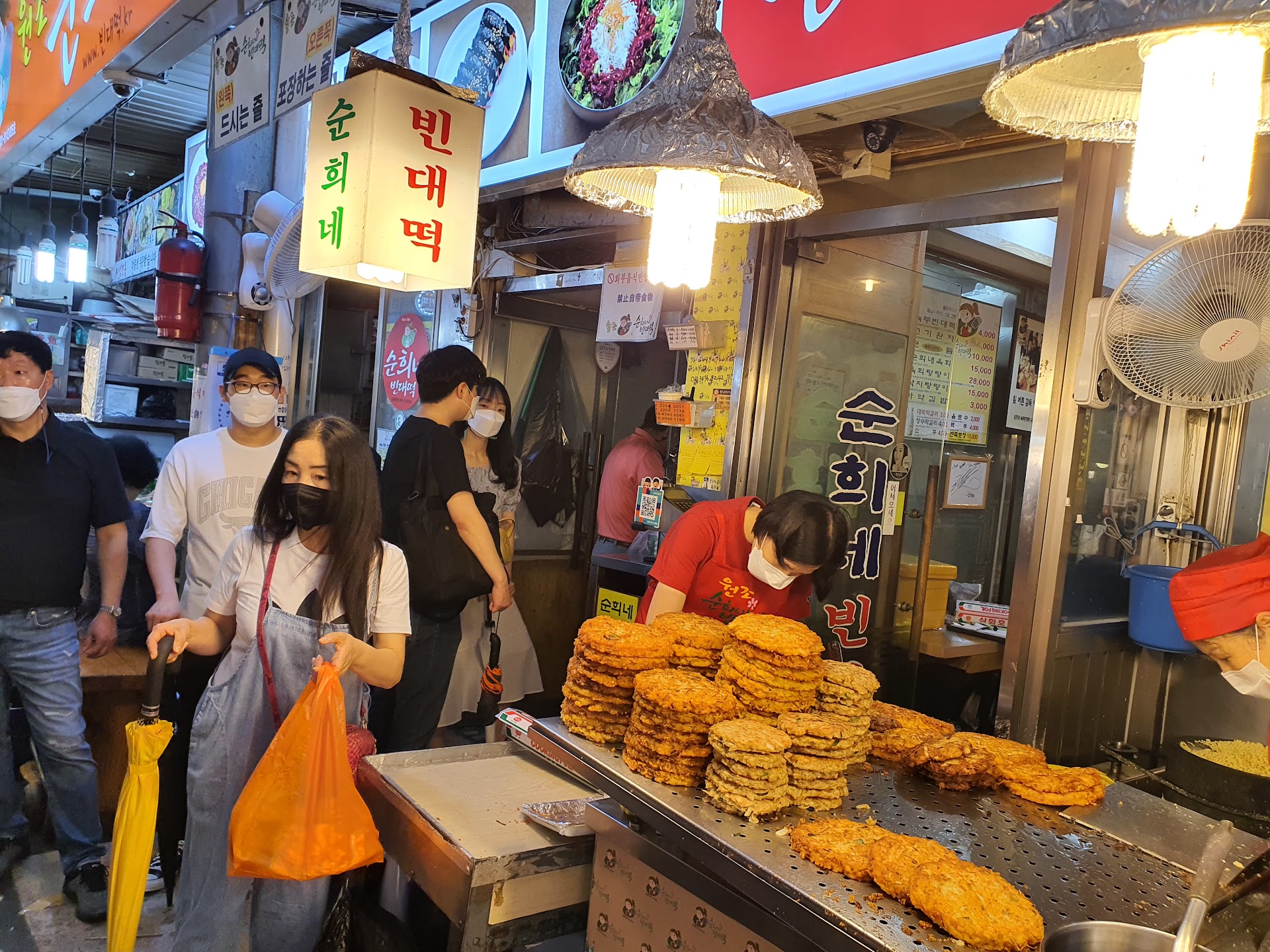 The Seoul Market That Stirs Before Sunrise — Locals Eat Here at 5 AM