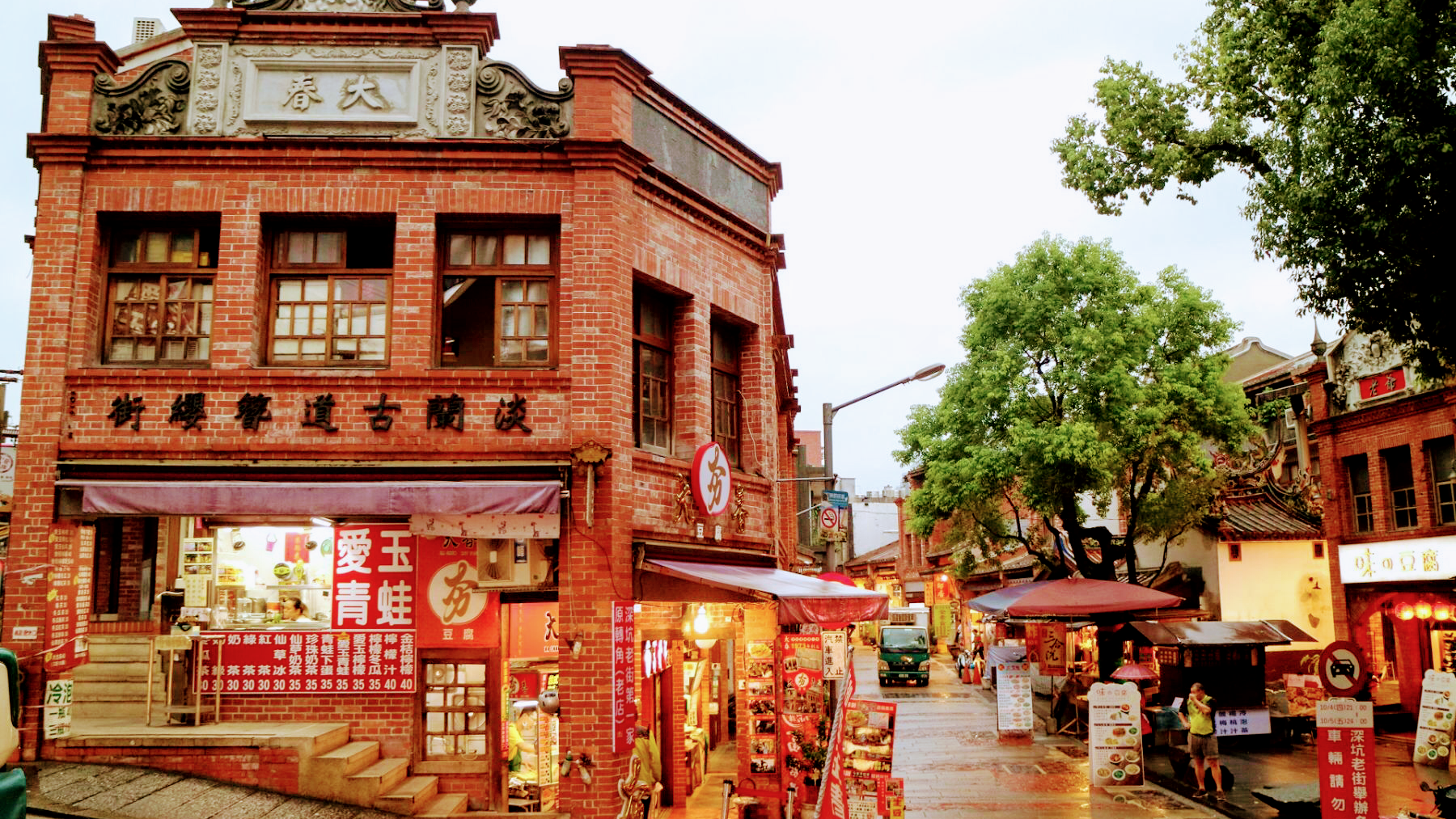 The Taipei Market That Serves Hot Tofu Before the City Wakes Up