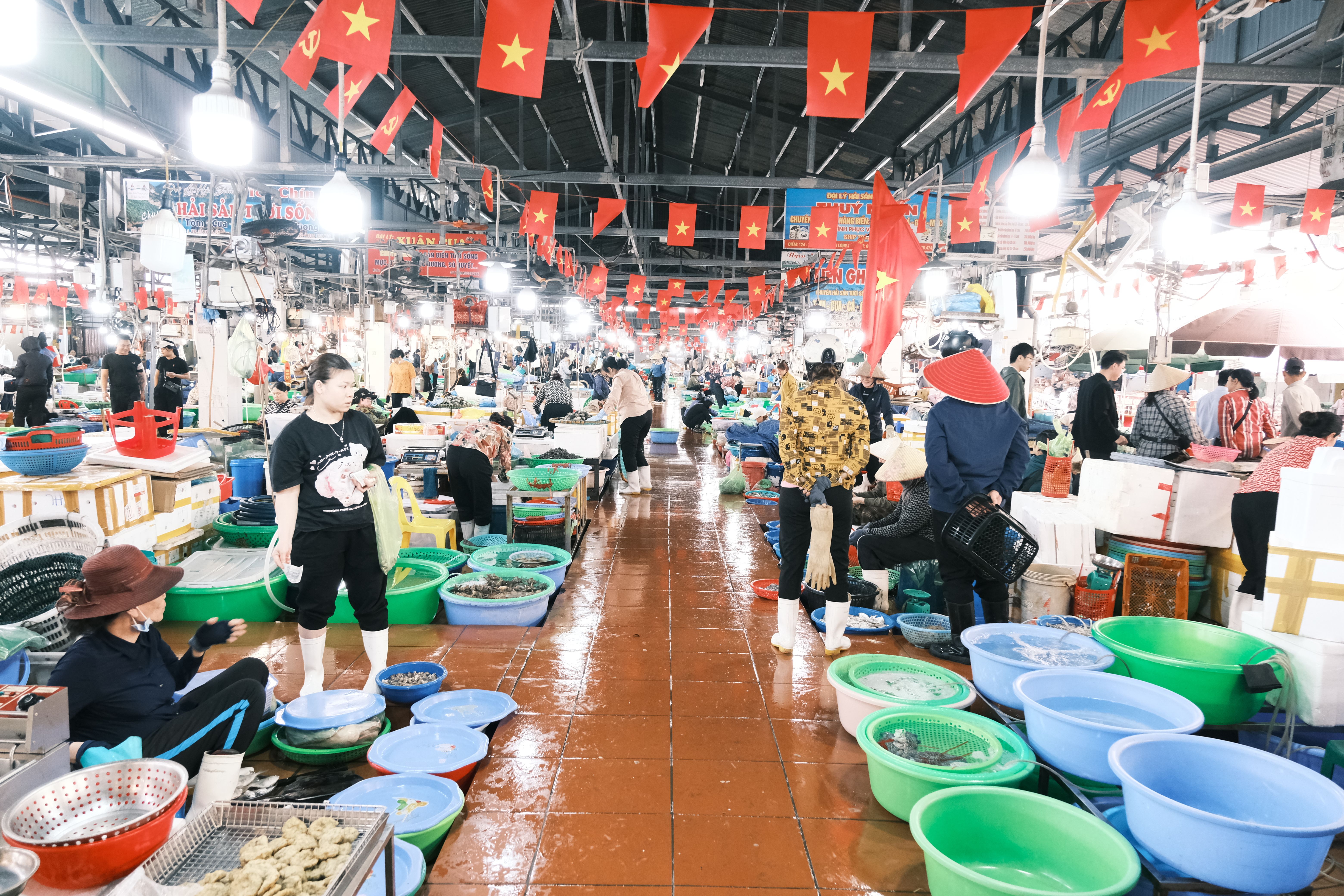 The Hội An Market That Opens Before the Lanterns Go Dark