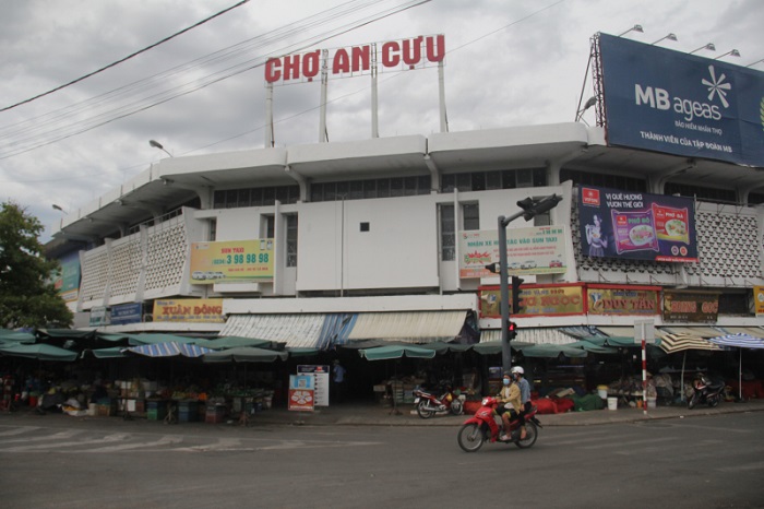 Hue's Dong Ba Market at Dawn — Before the City Wakes Up